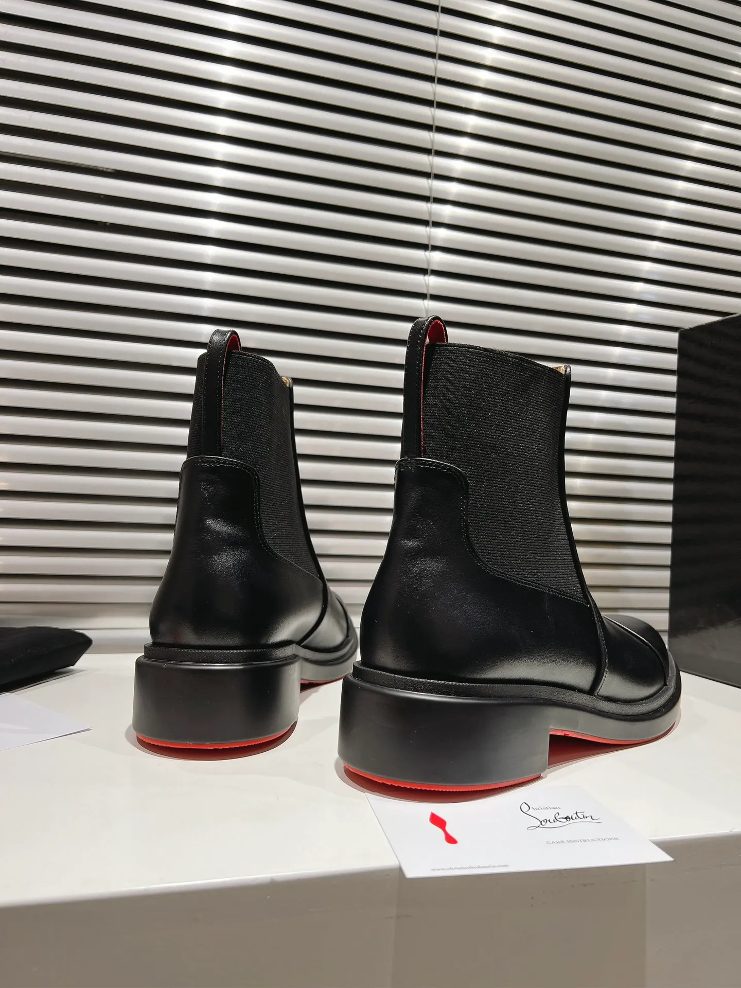 👟👟Ex-factory price 800👟👟 ╔Chelsea black nude boots╗ ·Top version customization·2024𝐬𝐬 Urbino Chelsea ankle boots are charming with smooth lines. The boots are made of black calfskin and feature a tonal rubber sole with the signature Maison Christian Louboutin Loubi red. This urban style features a heel tab and elastic side panels making it easy to put on 𝑪𝒉𝒓𝒊𝒔𝒕𝒊𝒂𝒏 𝑳𝒐𝒖𝒃𝒐𝒖𝒕𝒊𝒏 ▪️No matter the last shape, fabric, diamonds, nails, lining, outsole, they are all as close to ZP as possible... ▪️The original sole is specially provided by the original factory ▪️The lining is imported water-dyed cowhide ▪️Private customization time is about 3-7 days —————— Size: Men's 39M-47M